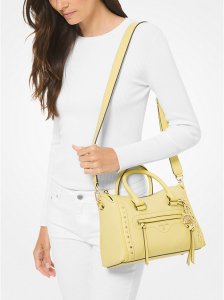 Bolso satchel pequeño de piel granulada con tachuelas